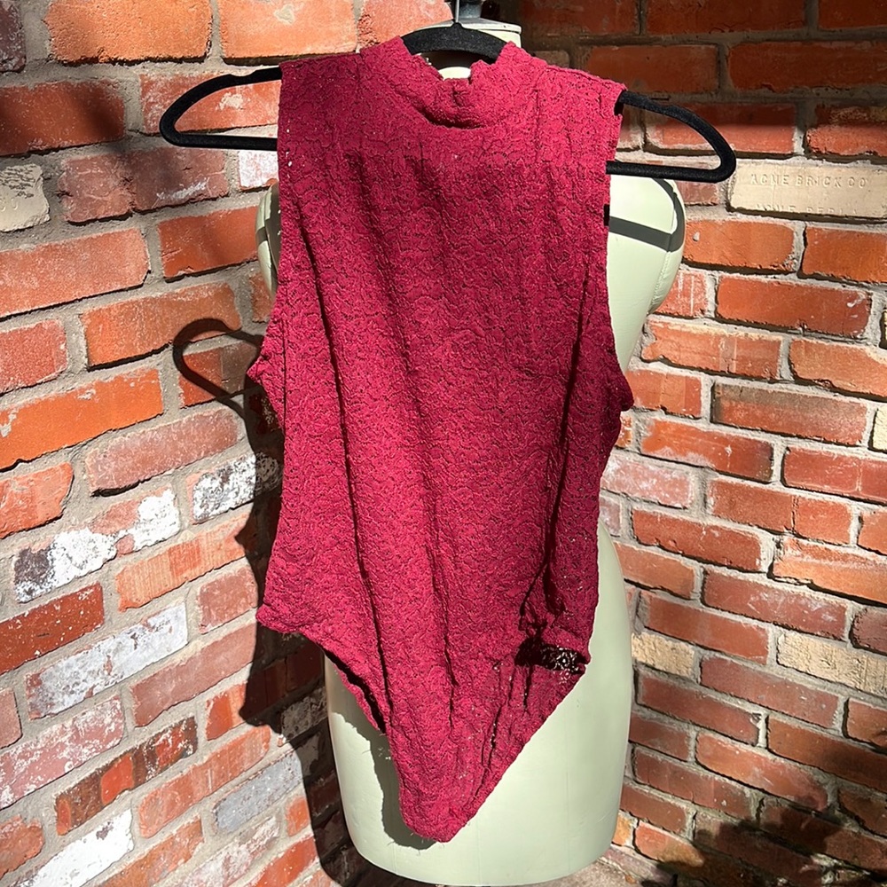 Sleeveless Textured Mock Neck Top in Berry